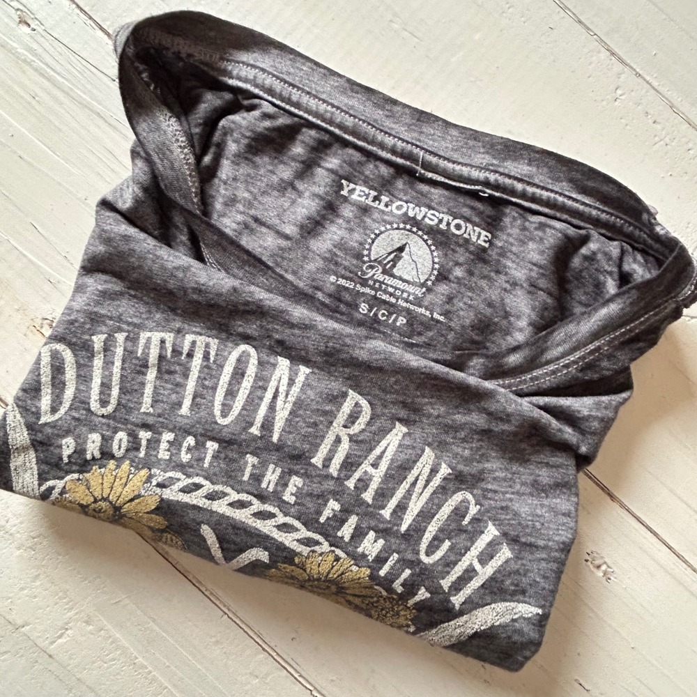 Yellowstone Dutton Ranch Protect The Family Graphic T-Shirt‎ Womens